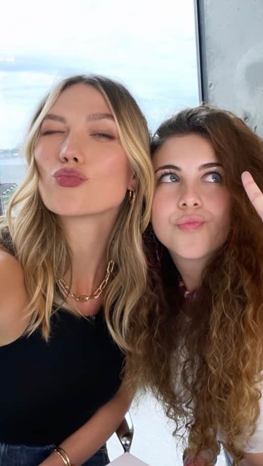カーリー・クロスのインスタグラム：「Where do tech and beauty intersect?! RIGHT HERE 💄🤖with amazing young thinkers like @kodewithklossy alum @izzylapidus and the partnership of @esteelauder. Makeup and coding are creative expressions of self and intersect in more ways than you may think….   ALSO! If you are an educator (or know one!) apply for summer 2022 www.kodewithklossy.com/instructors #esteeglobalambassador」