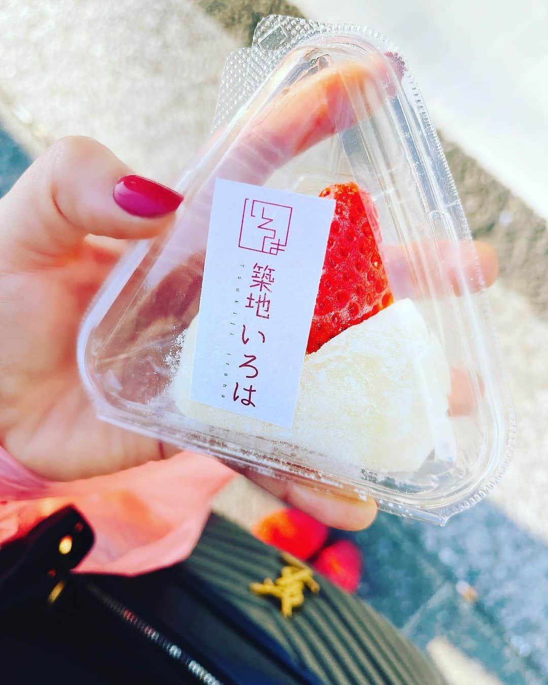 佐々木梨乃のインスタグラム：「🍓🍓   #築地いろは #いちご大福 #いちご#大好き #うまうま  #築地食べ歩き  #散歩」