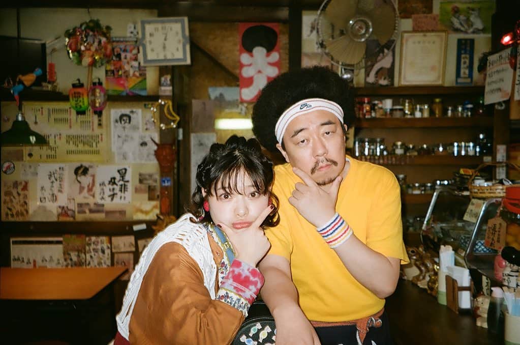 岸井ゆきののインスタグラム：「いとこんちのふたり✨ 3年ぶりのいとこんちセットだったそうですが、なつかしくって、でもみんな相変わらずここに居て、すぐにかなこに戻れました…✨✨ 今夜21時からは99.9SPドラマの放送です☺️🙏🏼 映画公開の前に、完全新作ドラマを楽しんでくださいね☺️🍅✨ #映画999  #SPドラマ999」