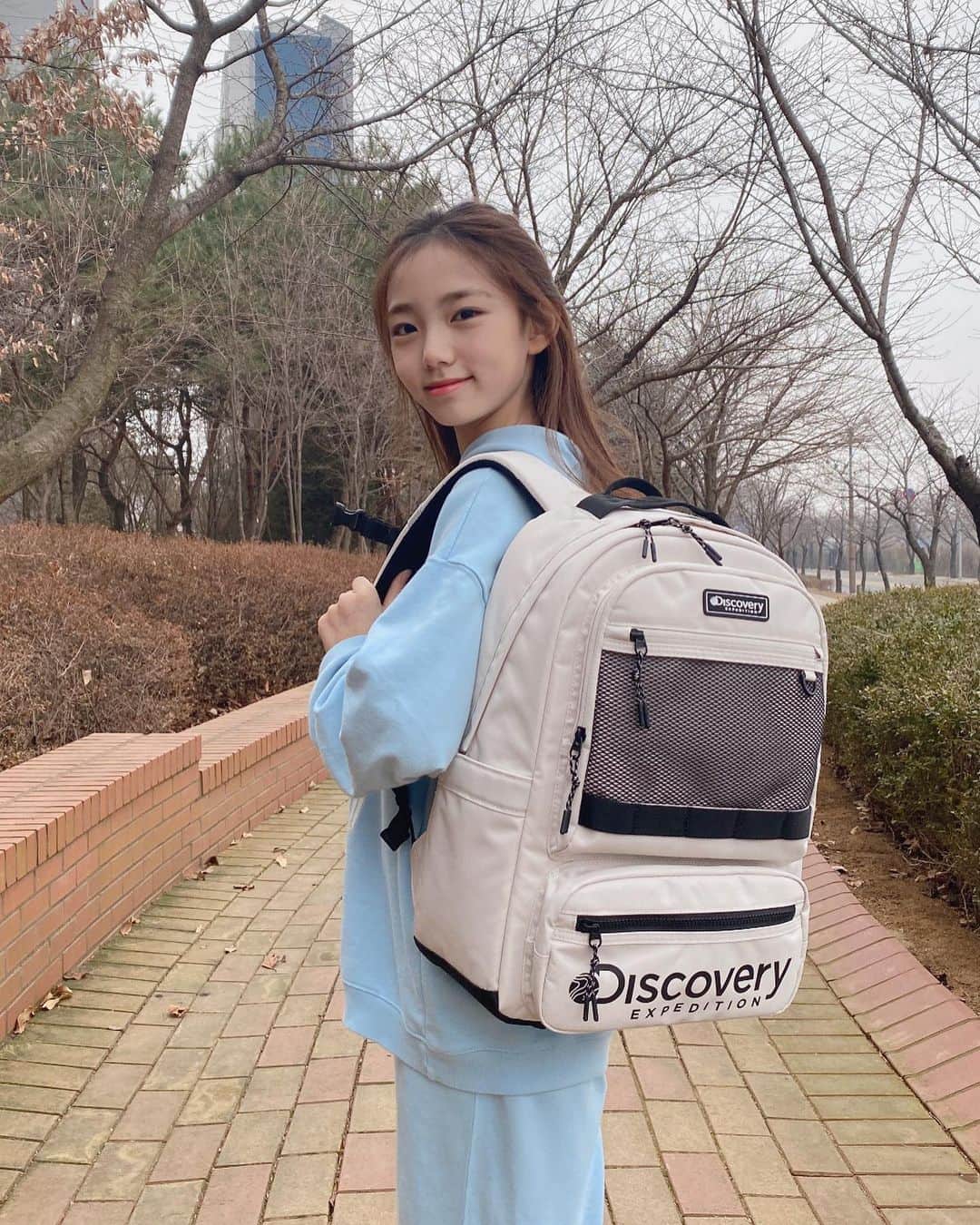 ウンチェさんのインスタグラム写真 - (ウンチェInstagram)「#광고   4학년도 곧 마무리 - 곧 5학년이라니🤭  그래서 가방 사이즈도 업 ! 신학기 준비 완료👌🏻  #디스커버리 #리틀디스커버러 #디스커버리키즈  #디스커버리책가방 #키즈책가방 #키즈가방  #신학기책가방 #책가방 #초등학교입학선물  #키즈운동화 #버킷디워커키즈 #디스커버리키즈운동화 #키즈모델 #주니어모델 #아역배우 #이은채」12月29日 19時02分 - __leehye
