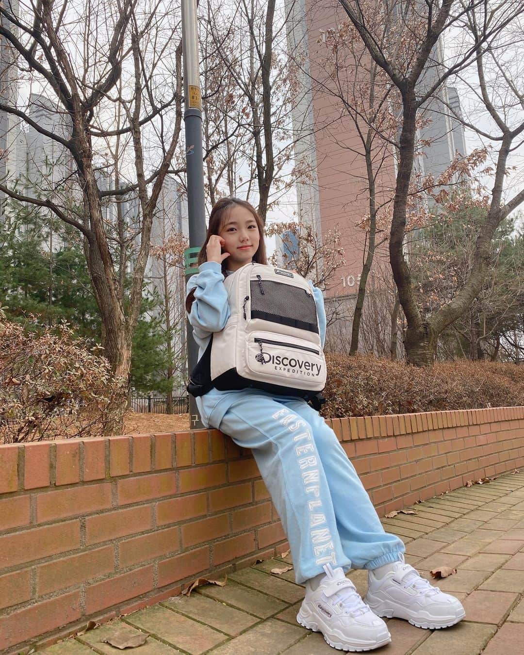 ウンチェさんのインスタグラム写真 - (ウンチェInstagram)「#광고   4학년도 곧 마무리 - 곧 5학년이라니🤭  그래서 가방 사이즈도 업 ! 신학기 준비 완료👌🏻  #디스커버리 #리틀디스커버러 #디스커버리키즈  #디스커버리책가방 #키즈책가방 #키즈가방  #신학기책가방 #책가방 #초등학교입학선물  #키즈운동화 #버킷디워커키즈 #디스커버리키즈운동화 #키즈모델 #주니어모델 #아역배우 #이은채」12月29日 19時02分 - __leehye