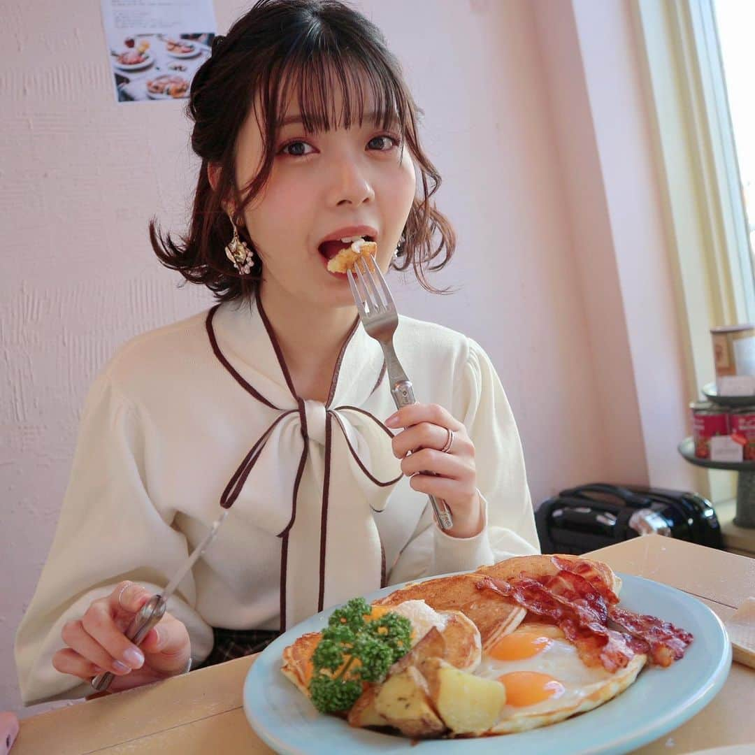 ゆなさんのインスタグラム写真 - (ゆなInstagram)「お仕事の合間に おいしいパンケーキ🥞💕 見た目も可愛いし美味しかった😙 📍WORLD BREAKFAST ALLDAY  ばえるグルメが集まるサイト「ばえめし」で、 今5万円分の食事券が20名にあたるキャンペーンをやってるよっ😉✨ みんなも #ばえめし で投稿してみてね！✨✨  #pr #わたしのばえめし @baemeshi_official」12月29日 19時40分 - _yunachannel