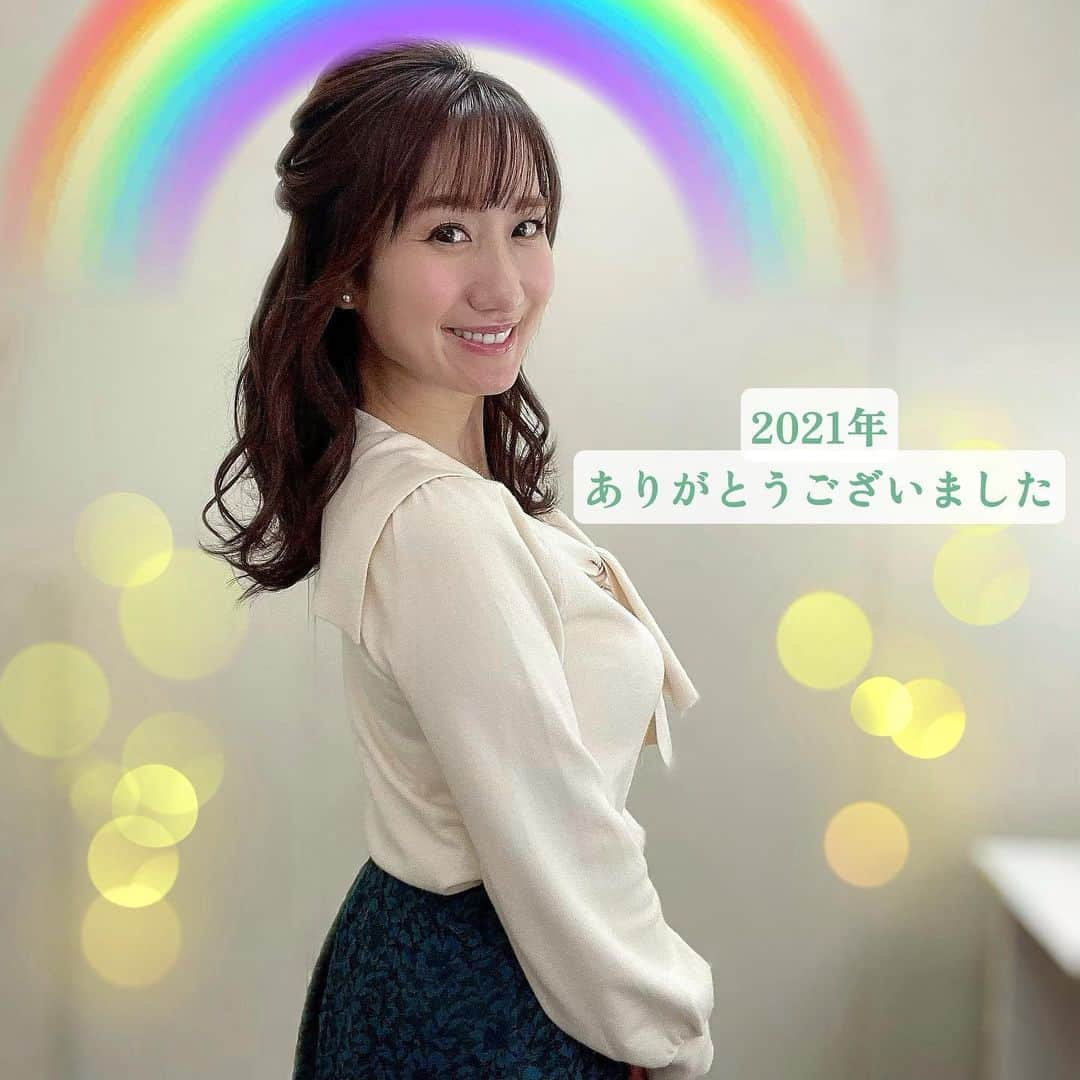 吉井明子さんのインスタグラム写真 - (吉井明子Instagram)「こんばんは☺︎ 昨夜、無事に2021年最後の放送を終えました。 エンディングの挨拶、届きましたか☺️  1年間ありがとうございました✨  3月末からは放送時間が深夜に移動し、皆さんの生活のリズムに寄り添えていたのか不安もありましたが…こうしてInstagramにもたくさん感想を寄せてくださって有り難く思います。  2022年も、皆さんのお役に立てる気象情報を全力でお伝えしていきます✨  年越し寒波にお気をつけてお過ごし下さい❄️  ♡年内最後は、セーラー服のようなデザインの白ニットにグリーンのレーススカートでした💚ガオー🐯  #2021年 #最後の #放送 #気象情報 #天気予報 #気象予報士 #気象キャスター#weatherforecaster #기상캐스터　#氣象主播 #吉井明子 #nhk #bs4k #bs1 #bsニュース4k  #白ニット #また来年もよろしくお願いします」12月29日 19時48分 - akiko_yoshii_sunny_rain