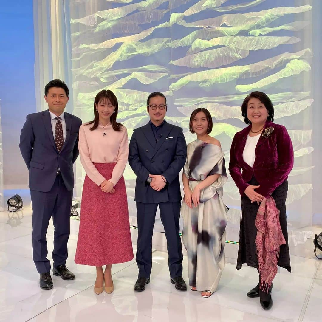 フジテレビ「プライムニュース イブニング」さんのインスタグラム写真 - (フジテレビ「プライムニュース イブニング」Instagram)「2021年の最後は、イット！に 感動的な瞬間が訪れました。 🎼年末スペシャル企画、 反田恭平さん と小林愛実さんのピアノ生演奏です。 あまりの音色に加藤キャスターは、思わず涙。  貴重な演奏動画を、 FNNプライムオンラインの公式サイトと公式YouTubeチャンネルに掲載させて頂きました。ご覧になれなかった方も、もう一度耳にしたい方もぜひご覧ください！ part1と、part2へと 続きます。  来年春まで、プロフィールにも リンクを掲載しますので、 ぜひごらんください！  【part1】 https://youtu.be/-D-b9KMRs0k  https://www.fnn.jp/articles/-/292368  【part2】 https://youtu.be/98Nz0dD_F5E  https://www.fnn.jp/articles/-/292367  #反田恭平 #小林愛実  #加藤綾子　@ayako_kato.official #榎並大二郎@enami_daijiro #住田裕子」12月29日 19時46分 - livenews_it