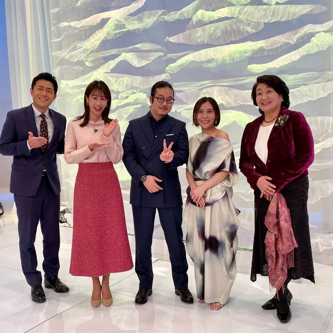 フジテレビ「プライムニュース イブニング」さんのインスタグラム写真 - (フジテレビ「プライムニュース イブニング」Instagram)「2021年の最後は、イット！に 感動的な瞬間が訪れました。 🎼年末スペシャル企画、 反田恭平さん と小林愛実さんのピアノ生演奏です。 あまりの音色に加藤キャスターは、思わず涙。  貴重な演奏動画を、 FNNプライムオンラインの公式サイトと公式YouTubeチャンネルに掲載させて頂きました。ご覧になれなかった方も、もう一度耳にしたい方もぜひご覧ください！ part1と、part2へと 続きます。  来年春まで、プロフィールにも リンクを掲載しますので、 ぜひごらんください！  【part1】 https://youtu.be/-D-b9KMRs0k  https://www.fnn.jp/articles/-/292368  【part2】 https://youtu.be/98Nz0dD_F5E  https://www.fnn.jp/articles/-/292367  #反田恭平 #小林愛実  #加藤綾子　@ayako_kato.official #榎並大二郎@enami_daijiro #住田裕子」12月29日 19時46分 - livenews_it