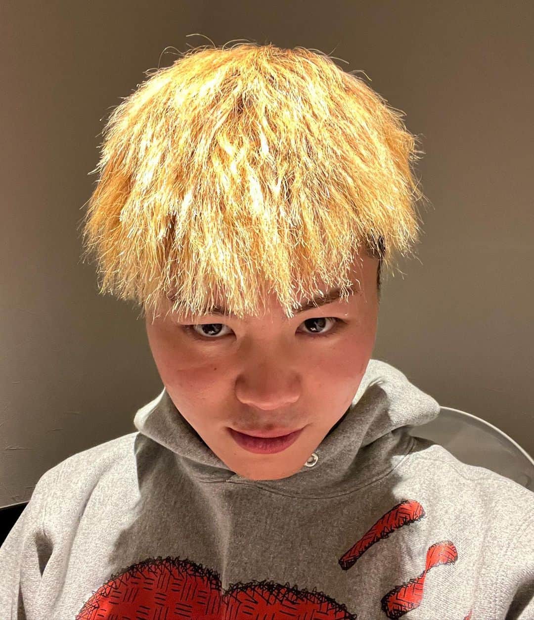 那須川天心のインスタグラム：「今回はちょいパーマ金髪です🔱🔱🔱」