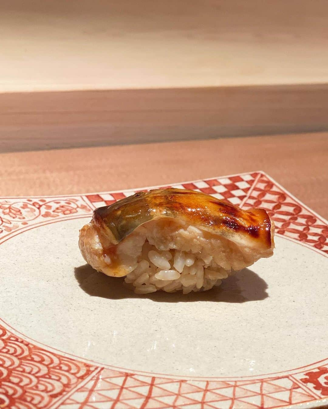 ImotoEtsuyo さんのインスタグラム写真 - (ImotoEtsuyo Instagram)「西麻布　@sushi.yamada.nishiazabu さんへ。 ・ その② #握り 編  関西で予約の取れないお店の 一番手をされていた 若き大将のお鮨を久しぶりに堪能。 何とまだ29歳という若さ！#pic4   こだわりと技が光るおまかせコースを 頂きました。  ここ、鮨やま田は 握りの合間につまみが出てくるスタイル。 握りもつまみも塩加減が絶妙。 関西流の赤酢シャリの優しいお味。 最後まで美味しく楽しめます。  お鮨には日本酒が合う。 という事で、日本酒は大将のオススメを 2種頂きました。  でもやはり　#シャンパーニュ も1本。  火を通した厚切りとレアな薄切り 両方の味わえる クエのしゃぶしゃぶも最高でした。  カウンター8席プライベート感もあり 清潔感のある落ち着いた店内は居心地もいい。 また伺います。  #鮨やま田 #優しいお寿司　#西麻布寿司　　#港区寿司　#　#西麻布グルメ　#港区グルメ　#六本木寿司　#東カレ #gourmet #東京グルメ #鮨  #鮨スタグラム #sushi #tokyogourmet #鮨好き   https://tabelog.com/tokyo/A1307/A130703/13254557/」12月29日 19時57分 - bisuhada