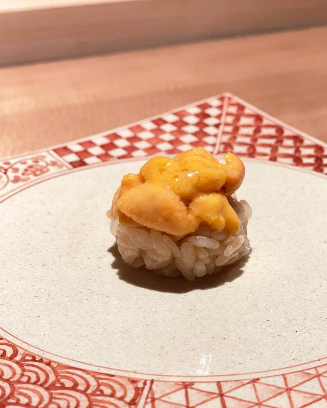 ImotoEtsuyo さんのインスタグラム写真 - (ImotoEtsuyo Instagram)「西麻布　@sushi.yamada.nishiazabu さんへ。 ・ その② #握り 編  関西で予約の取れないお店の 一番手をされていた 若き大将のお鮨を久しぶりに堪能。 何とまだ29歳という若さ！#pic4   こだわりと技が光るおまかせコースを 頂きました。  ここ、鮨やま田は 握りの合間につまみが出てくるスタイル。 握りもつまみも塩加減が絶妙。 関西流の赤酢シャリの優しいお味。 最後まで美味しく楽しめます。  お鮨には日本酒が合う。 という事で、日本酒は大将のオススメを 2種頂きました。  でもやはり　#シャンパーニュ も1本。  火を通した厚切りとレアな薄切り 両方の味わえる クエのしゃぶしゃぶも最高でした。  カウンター8席プライベート感もあり 清潔感のある落ち着いた店内は居心地もいい。 また伺います。  #鮨やま田 #優しいお寿司　#西麻布寿司　　#港区寿司　#　#西麻布グルメ　#港区グルメ　#六本木寿司　#東カレ #gourmet #東京グルメ #鮨  #鮨スタグラム #sushi #tokyogourmet #鮨好き   https://tabelog.com/tokyo/A1307/A130703/13254557/」12月29日 19時57分 - bisuhada