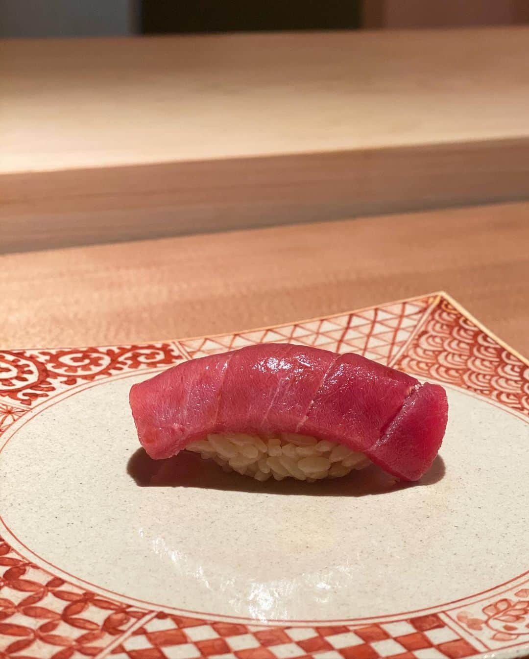 ImotoEtsuyo さんのインスタグラム写真 - (ImotoEtsuyo Instagram)「西麻布　@sushi.yamada.nishiazabu さんへ。 ・ その② #握り 編  関西で予約の取れないお店の 一番手をされていた 若き大将のお鮨を久しぶりに堪能。 何とまだ29歳という若さ！#pic4   こだわりと技が光るおまかせコースを 頂きました。  ここ、鮨やま田は 握りの合間につまみが出てくるスタイル。 握りもつまみも塩加減が絶妙。 関西流の赤酢シャリの優しいお味。 最後まで美味しく楽しめます。  お鮨には日本酒が合う。 という事で、日本酒は大将のオススメを 2種頂きました。  でもやはり　#シャンパーニュ も1本。  火を通した厚切りとレアな薄切り 両方の味わえる クエのしゃぶしゃぶも最高でした。  カウンター8席プライベート感もあり 清潔感のある落ち着いた店内は居心地もいい。 また伺います。  #鮨やま田 #優しいお寿司　#西麻布寿司　　#港区寿司　#　#西麻布グルメ　#港区グルメ　#六本木寿司　#東カレ #gourmet #東京グルメ #鮨  #鮨スタグラム #sushi #tokyogourmet #鮨好き   https://tabelog.com/tokyo/A1307/A130703/13254557/」12月29日 19時57分 - bisuhada