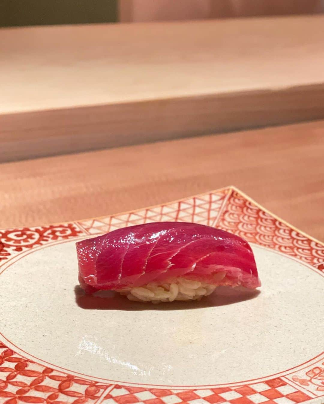 ImotoEtsuyo さんのインスタグラム写真 - (ImotoEtsuyo Instagram)「西麻布　@sushi.yamada.nishiazabu さんへ。 ・ その② #握り 編  関西で予約の取れないお店の 一番手をされていた 若き大将のお鮨を久しぶりに堪能。 何とまだ29歳という若さ！#pic4   こだわりと技が光るおまかせコースを 頂きました。  ここ、鮨やま田は 握りの合間につまみが出てくるスタイル。 握りもつまみも塩加減が絶妙。 関西流の赤酢シャリの優しいお味。 最後まで美味しく楽しめます。  お鮨には日本酒が合う。 という事で、日本酒は大将のオススメを 2種頂きました。  でもやはり　#シャンパーニュ も1本。  火を通した厚切りとレアな薄切り 両方の味わえる クエのしゃぶしゃぶも最高でした。  カウンター8席プライベート感もあり 清潔感のある落ち着いた店内は居心地もいい。 また伺います。  #鮨やま田 #優しいお寿司　#西麻布寿司　　#港区寿司　#　#西麻布グルメ　#港区グルメ　#六本木寿司　#東カレ #gourmet #東京グルメ #鮨  #鮨スタグラム #sushi #tokyogourmet #鮨好き   https://tabelog.com/tokyo/A1307/A130703/13254557/」12月29日 19時57分 - bisuhada