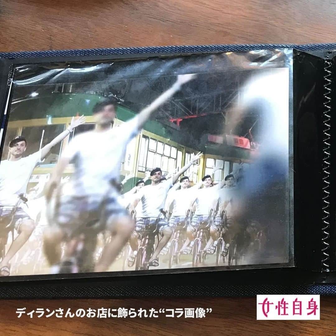 女性自身 (光文社)さんのインスタグラム写真 - (女性自身 (光文社)Instagram)「📣“江ノ電自転車ニキ”語った罵倒騒動のその後「撮り鉄の子が謝罪にきた」 --- 今年12月から、鉄道の撮影マナーを呼びかける案内を公式サイトに掲載したJR四国。NHKによれば、同社は過去に伊予灘を一望できる撮影スポットとして人気の高い下灘駅では注意喚起したことはあるというが、公式サイトで広く呼びかけるのは初めて。 主に鉄道車両の撮影を趣味とするいわゆる「撮り鉄」に向けて、撮影ポイントの場所取りや過度な権利主張、列車に接近する行為などを控えるよう注意を促している。 大多数はルールを守って撮影を楽しむ「撮り鉄」だが、中には行き過ぎた行為でしばしば問題視される人も。今年8月にも江ノ島電鉄で、大きな話題を呼んだ“撮り鉄騒動”があった。 （中略）思わぬ理由で罵声を浴びることとなった男性だが、動画がTwitter上で拡散され大バズり。笑顔で左手をあげて江ノ電と並走する姿のコラージュやパロディ画像が出回るといった珍現象も巻き起こったのだ。いつしか男性は「江ノ電と並走していた自転車に乗ったアニキ」を略して、「江ノ電自転車ニキ」の愛称で呼ばれるように。 騒動はテレビやメディアでも取り上げられ、後に「江ノ電自転車ニキ」の正体は江ノ島でタコス店を経営するニューヨーク出身のディランさんだと判明。「撮り鉄」から罵声を浴びて、意気消沈しているかと思いきや、ディランさんは騒動を自ら“ネタ”にしていたのだ。 「ディランさんはコラージュ画像を自らInstagramに投稿し、フォロワーは4.5万人を突破。さらに画像を加工したプリント入りのTシャツやパーカーを店内で販売するなど、グッズ展開までしています。最近ではLINEスタンプの発売も始めました。ディランさんと会うために遠方からやって来る人もいて、連日行列ができるほどお店は大繁盛です」（地元住民） --- ▶️続きは @joseijisin のリンクで【WEB女性自身】へ ▶️ストーリーズで、スクープダイジェスト公開中📸 ▶️投稿の続報は @joseijisin をフォロー＆チェック💥 --- #江ノ電自転車ニキ #HOMEtacobar #江ノ電 #撮り鉄 #龍の口の騒乱 #令和の生麦事件 #撮影戦争 #女性自身」12月29日 20時00分 - joseijisin