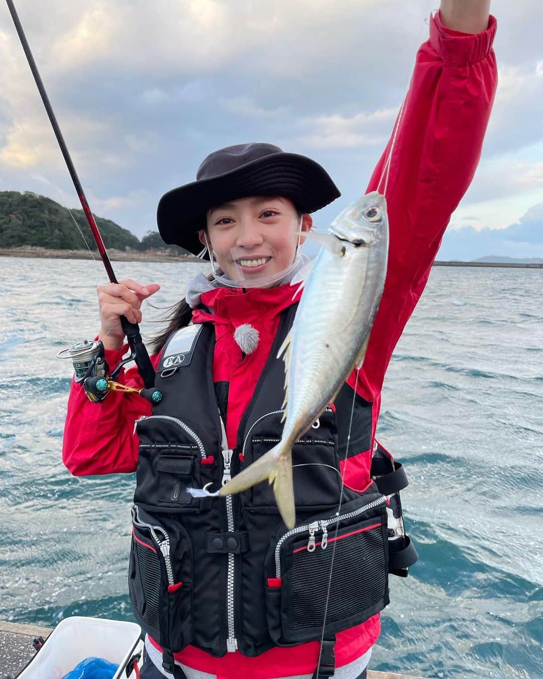 矢野由希子さんのインスタグラム写真 - (矢野由希子Instagram)「堤防でのサビキ釣りは私の大好きな釣りだよ！ アジさん、良型だね！  #サビキ釣り #アジ #鯵 #釣り #🎣 #堤防釣り #城島健司のJ的な釣りテレビ #JTV」12月29日 20時00分 - yanoyukiko_