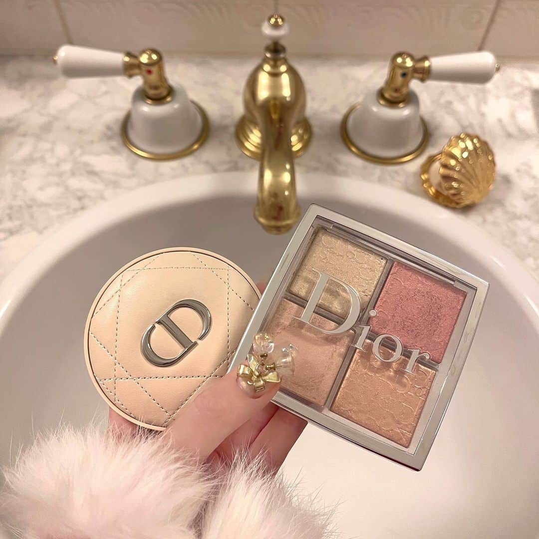 _lulushuのインスタグラム：「face powder ෆ highlight 左のパウダーは粒子が細っかくて素肌感と透明感って感じになるしよれ方も綺麗😿🎀 ハイライトは肌がちゅるんってなるもう２代目！友達に貸してもみんな大絶賛してくれる🧸🧺☁️」