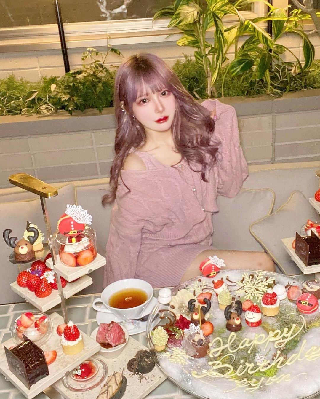 Yuupyonさんのインスタグラム写真 - (YuupyonInstagram)「🎀❤️🍓💫 ⁡ ⁡ この前ひかりんにお誕生日のお祝いしてもらった😭❤️ 本当にいつもセンス良くて大好き🥺 お洋服は　@selectshop_pipillon  ⁡ ⁡ #selectshop#pipillon#pink#knit#afternoontea#nightcafe#osaka#zentisosaka#friends#birthday#fashion#koreanfashion#love#アフタヌーンティー#セレクトショップ#夜カフェ#大阪#大阪アフタヌーンティー#韓国ファッション#ピンク#ピンクニット#冬服#いちご#いちごアフタヌーンティー#バースデープレート」12月29日 20時06分 - pyon_1211