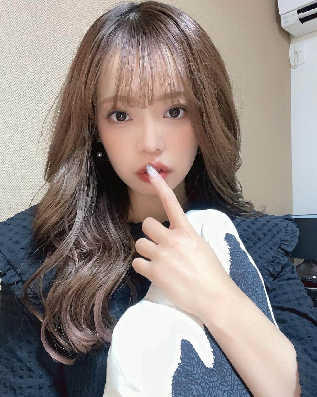 のインスタグラム：「今年最後のヘアーは エクステでピンクのインナー 入れてもらったよ💇‍♀️✨ アンクのエクステは 本当に地毛みたいに 扱いやすいの！！本当に神！！ ⁡ ネイルはキラキラシルバー💅 可愛すぎる😽🌹 いつもスカルプなんだけど 持ちも凄く良くて 理想以上に仕上げてくれるの🥺  今年も　@ankhcross_official さんには たくさんお世話になりました🙇‍♀️🤲 来年も宜しくお願いします🐯 ⁡ ⁡ #hair#nail#ankhcross#ロアエクステ#ankchcrossnail#スカルプ」