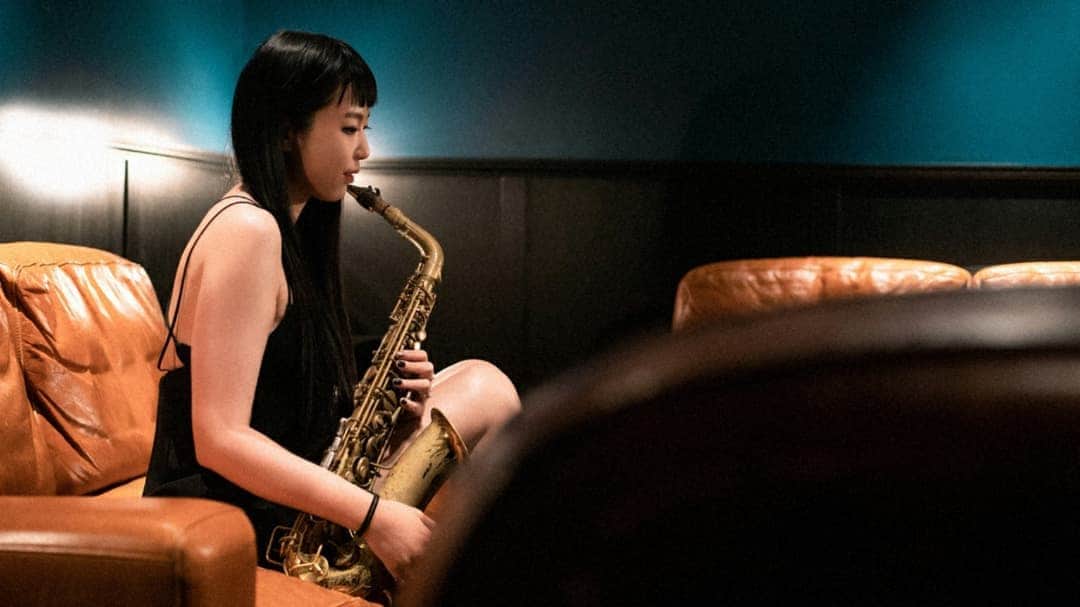 矢野沙織のインスタグラム：「YouTubeをアップしました🙌 今回は「サックス奏者の舞台裏」見せちゃいます🤭  いかにして本番を迎えるか、等映像を交えながらお話しております。  みーてねっ☺️  https://youtu.be/XF6GCMaspu0」