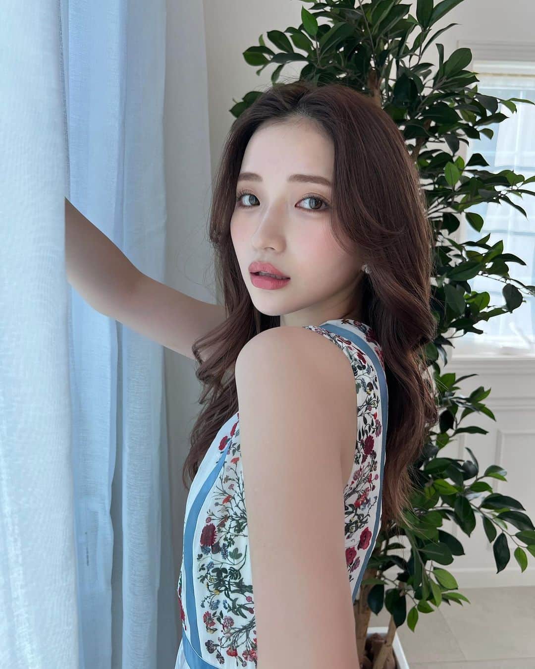 南りほのインスタグラム：「とある広告の撮影でした…💙来年に報告できるから楽しみにしててね🥺  みんな年越しは何して過ごすの〜？🦋  そして、今年もたくさんかなこさんに可愛くして頂いた…💙💎愛 @ksyknk」