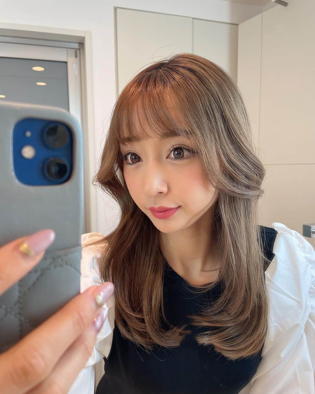 石田みかのインスタグラム：「やってしまった🥲 . . 前髪似合わないって言われるから　 最近切ってなかったんだけど😅 長めに切って分けれるようにしよう って思ってたんだけど... 切りすぎちゃった😅笑笑 . . . #イメチェン #前髪カット #セルフカット #オルチャンヘア #韓国風ヘア #韓国風前髪」