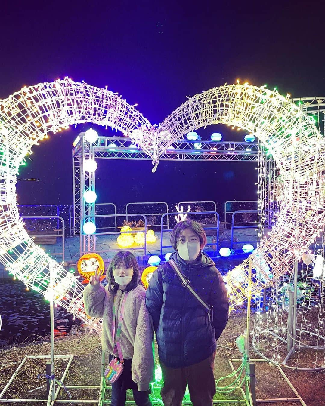 Kids Of Ninjaさんのインスタグラム写真 - (Kids Of NinjaInstagram)「湖の近くのイルミネーション⛄️ 寒すぎて手がちぎれるかと思った😂  ✼••┈┈••✼••┈┈••✼••┈┈••✼ #イルミネーション #榛名湖  #子供との大切な時間 #ママライフ #インスタキッズ #コドモノ #コズレ #子育て中ママ #女の子ママ #子育てあるある #7歳ママ #兄妹ママ #ママライフカメラ #親バカ部 #スマイル育児 #子どもと暮らす #子供のいる暮らし #ママリ #まますたぐらむ #kodomo #love_kodomo_japan」12月29日 20時34分 - ninjapalette