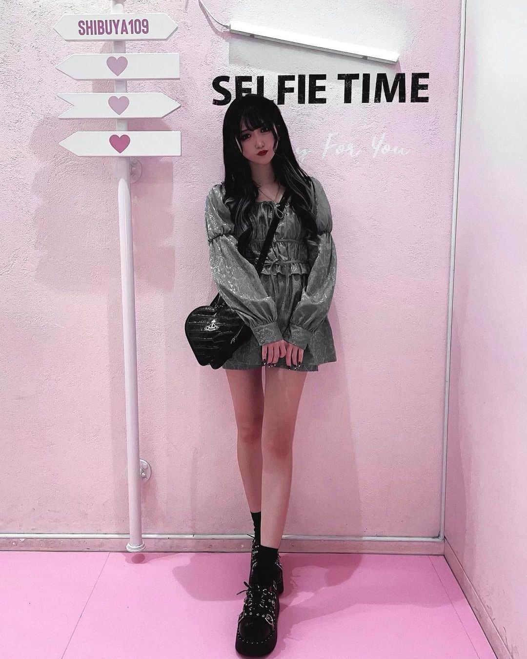 のインスタグラム：「❤︎  ワンピース❤︎ @bubblestokyo   #地雷　#地雷女　#地雷女子 #地雷コーデ　#地雷ファッション #ピンクコート　#ファーコート　#ヘアアレンジ　#キャスケット　#キャスケット女子　#量産型　#量産型女子　#冬コート　#冬コーデ　#地雷メイク #ストレートヘア　#都内美容院　#美容院　#インナーカラー　#黒髪　#ヘアカラー　#ブラックカラー　#バブルス　#bubbles」