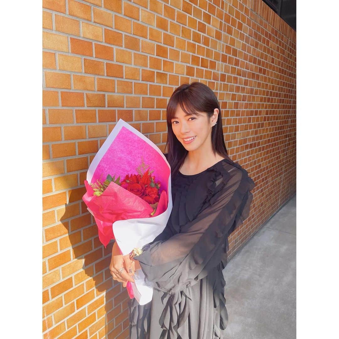 わちみなみのインスタグラム：「⁡ 年末特番ご覧いただけれましたか？ ⁡ 槙野選手もスタジオに来てくださって、 お話しを直接聞けたので 本当に嬉しかったです！😭✨ ⁡ そして今回をもって 3年間務めさせていただいた GGRのMCを卒業します。 ⁡ はじめは地元ではない地域に 受け入れていただけるだろうかと不安でしたが、 そんな不安もふっとぶほど！ サッカーが、より！大好きになりました😭✨ ⁡ スタジアムの圧倒されるような雰囲気づくりを してくださるサポーターの方々、 感情をゆさぶる凄い試合をしてくれる選手のみなさん、いつも優しくお声がけしてくださるレッズのスタッフの方、GGRのスタッフのみなさん、 そしていつも楽しくサッカーの話をしてくださる水内さん😭😭みなさんのおかげです！ ⁡ 苦しい時期もあったけど 3年の間に女子も男子もタイトルを 獲ってくださり、 最っ高の気持ちを味わうことができて 本当に本当に幸せです✨ ⁡ 来年からのACL復帰も本当に嬉しい！！ レッズの活躍、GGRが盛り上がっていくことをこれからも祈っています🥰✨ ⁡ we are reds🟥✨ ⁡ #urawareds」