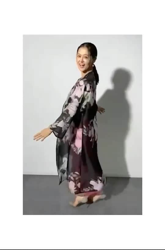 黒谷友香のインスタグラム：「みんな、こんばんは❣️ おひさ〜（笑）元気だったかな⁇  テレビ東京 「どうして私がフラれたの？」 2022年1月2日（日）深夜1時35分〜 がOAだよん🤗見てちょ🥳  @mikakonakamura_official #Mfil @plusvendome_official @vendomeboutique_official  #ralphlauren#poloralphlauren#乗馬#馬#Coleman#ボタニカルキャンドル#東京#平和 #長崎#平和公園#sdgs#長崎原爆資料館 #holiday #アンティーク#ハーブ#ラボット#diy#日本#映画 #祈り#日産 #日産ariya#ai#大鵬薬品工業#バップフォーレディ#エビス#プレミアムケアハブラシ#黒谷友香」