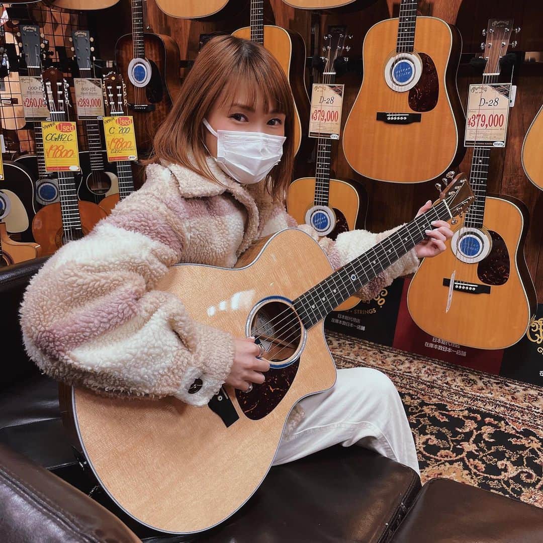 のインスタグラム：「来年の決意表明のために 新しいギターを買いました✨💐今まで使ってたミニギターとはお別れ😊 5年くらい愛用してたのかな。。。  素敵な曲を作れるように もっとしっかりとした演奏ができるように このギター持ってみんなに会いに行けるように、色んな意味を込めて、新しくギターを買いました。Martinでは珍しい形みたい✨🧚🏻‍♀️  一緒にギター探しを手伝ってくれたギタリストのこーじゅんさん、本当にありがとうございました🥺  @koujun0318guitar 💐 だからこのギターと巡り会えたのは 間違えないはず💪✨  がんばるぞぉぉぉ！！！  #Martin#sc13e #新しい相棒#おもちゃミニギターさよなら#あまったれの自分卒業#がんばる#2022」