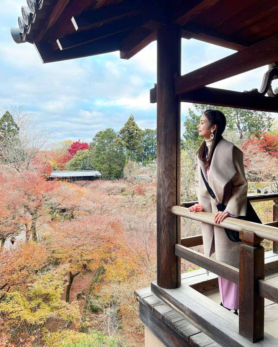 得あゆさんのインスタグラム写真 - (得あゆInstagram)「京都に紅葉観に行った時の🍁 (めっちゃ時差。笑)  ここは東福寺さん🍁→→→→ ピークを過ぎていったのにも関わらず 見応え抜群でした🤍 来年はどこいこうかな〜！ おすすめあれば教えて下さい🤍 ・ ・ ・ ・ ・ ・ ・ ・ ・ ・ ・ ・ ・ ・ ・ #東福寺#紅葉#京都#京都観光#京都紅葉#紅葉スポット#紅葉デート#紅葉狩り#お寺巡り#京都グルメ#子育てママ#主婦#ママコーデ#ママファッション#ママカメラ#ママライフ#夫婦デート#家族旅行#思い出#年末#年末年始#今年もあと少し#今年もお世話になりました#プレママ#プレママライフ#コート#kyototrip#autumnleaves#kyotojapan#temple」12月29日 21時35分 - tokuayu819