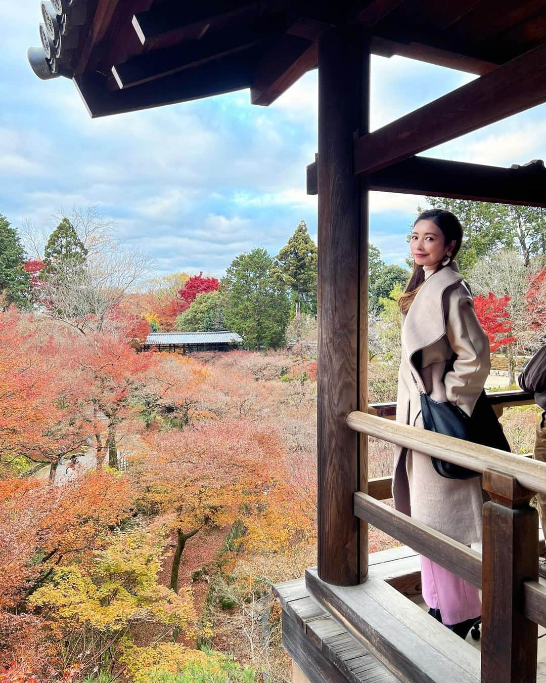 得あゆさんのインスタグラム写真 - (得あゆInstagram)「京都に紅葉観に行った時の🍁 (めっちゃ時差。笑)  ここは東福寺さん🍁→→→→ ピークを過ぎていったのにも関わらず 見応え抜群でした🤍 来年はどこいこうかな〜！ おすすめあれば教えて下さい🤍 ・ ・ ・ ・ ・ ・ ・ ・ ・ ・ ・ ・ ・ ・ ・ #東福寺#紅葉#京都#京都観光#京都紅葉#紅葉スポット#紅葉デート#紅葉狩り#お寺巡り#京都グルメ#子育てママ#主婦#ママコーデ#ママファッション#ママカメラ#ママライフ#夫婦デート#家族旅行#思い出#年末#年末年始#今年もあと少し#今年もお世話になりました#プレママ#プレママライフ#コート#kyototrip#autumnleaves#kyotojapan#temple」12月29日 21時35分 - tokuayu819