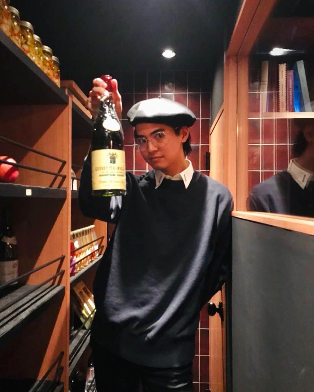 片寄涼太のインスタグラム：「2021年最後の#ヨセFM  ありがとうございました😊✨ 来年はより自分を出せるような配信をできるよう意識していこうと思いますので、来年に向けての成長にも是非お付き合い頂けると嬉しいです☺️🙏  ------------------ 本日ご紹介したワイン🍷 Pierre Bouree fils Gevrey Chambertin Grand Cru 1994 ピエール ブレ(ブーレ) ジュヴレ・シャンベルタン村 ブルゴーニュ地方 赤ワイン名醸地 生産者ピエール ブレ 熟成させて楽しめる 古酒に通じた生産者 ー飲んでみた感想ー  上品で華やかなお花畑のような香り。 色はまだ若々しいボルドー色と27年の熟成による少しの褐色が液の輪郭を包む様子。飲み口の奥には青さも多少感じる。いやらしさのない上品な香水のような、女性らしい香り。葡萄を噛み潰したようなフルーティーさに変化して、最高の味わいだった。 ------------------ 本日ご紹介したワインは、少しマニアックなワインで年も少し重ねたものでしたが、ブルゴーニュのワインはフルーティで重さもなく、若くて飲みやすいものが多いと思いますので機会があれば試されてみてください🎶」