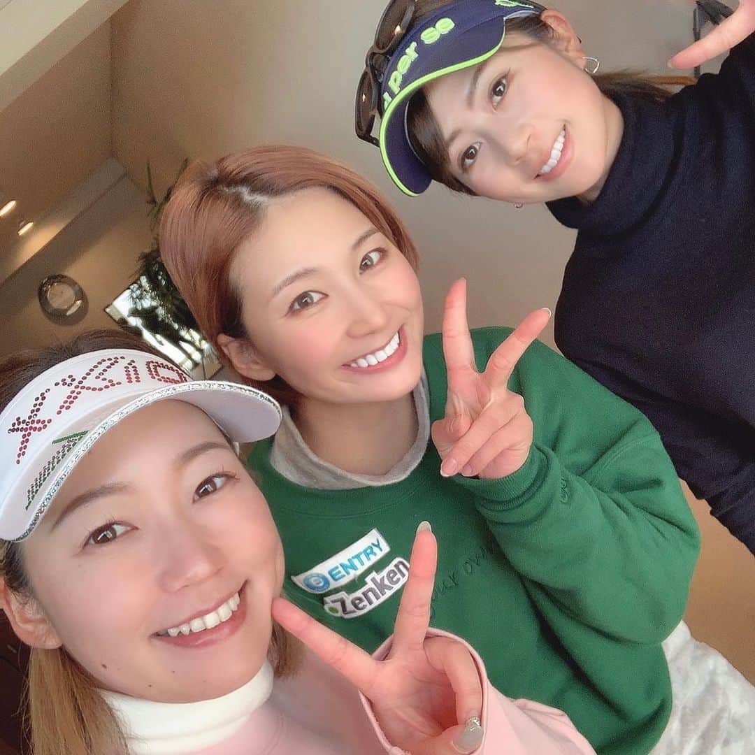 杉山美帆さんのインスタグラム写真 - (杉山美帆Instagram)「速暖に @keame.official の緑トレーナー☺️  カーキは良く着るけど、緑ってあんまり着た事無かったけど顔色明るく見える気がする🤔⛳️✨  とりあえず今日は暖かくて良かった🥺まだ打ち納めじゃないけど…  今年一番ラウンドした女子…押尾さき とは　@saki_oshio  おし納め🤣  @marinaaoki28  まりなちゃんとは今年ラウンド2回目🥺来年は皆んなでディズニー行こね🥺♪  乗り物を楽しむでなく、雰囲気を楽しむ会で🤣🤣🤣  #バイトするならエントリー #全研本社 #myアセット #ドライバー #スイング動画 #ゴルフ #golf #リンディ #ドラコン #ゴルフウェア #ゴルフコーデ #リンディ #飛距離アップ  #クレイジー #スイング #スイング動画 ＃バンカー」12月29日 21時54分 - mih0_golf