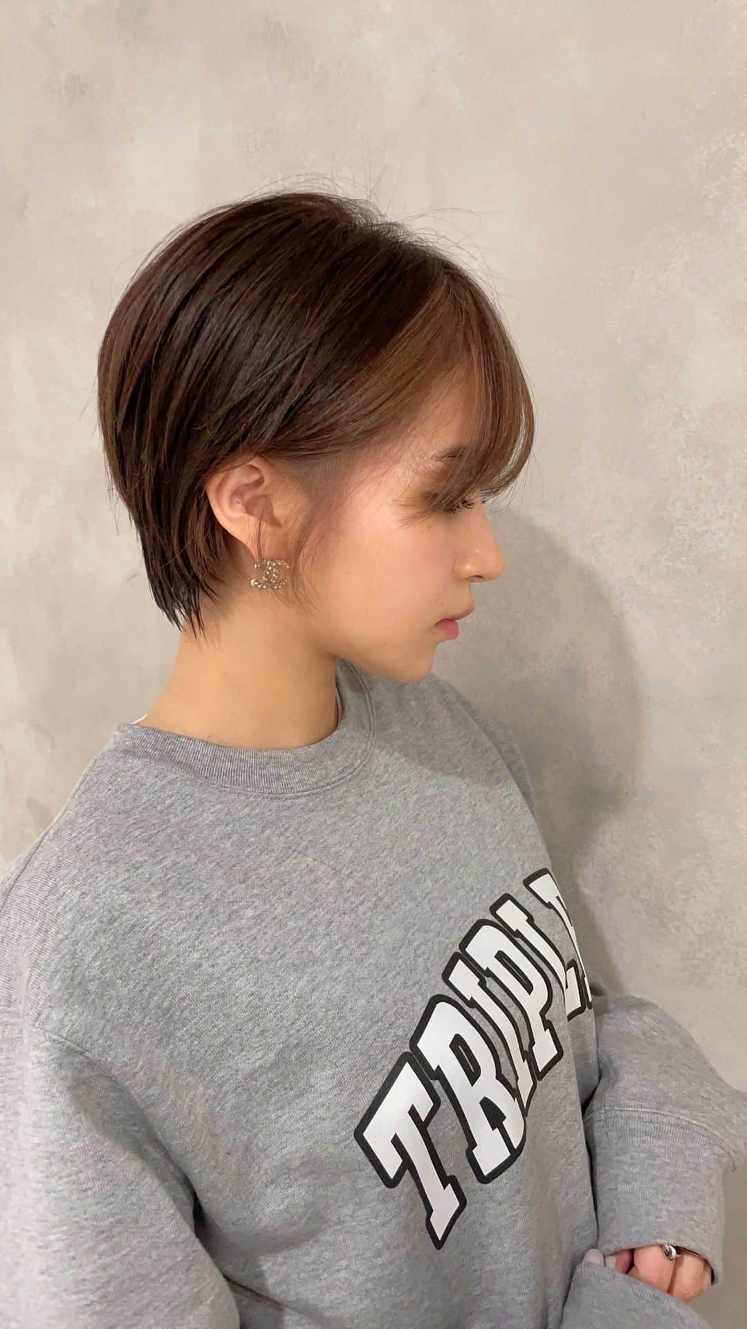 のインスタグラム：「どんどん髪短くなって、どんどん加工も薄くなって なんか信じれないくらい大人ちゃう？ 公園散歩してそうやもん  ほんでやな このひらぬの髪は天才に作ってもろてる @fhitoshi08  ほんと天才だと思う☝️  ここから伸ばしていく2022 #ショートカット #ショートヘア」
