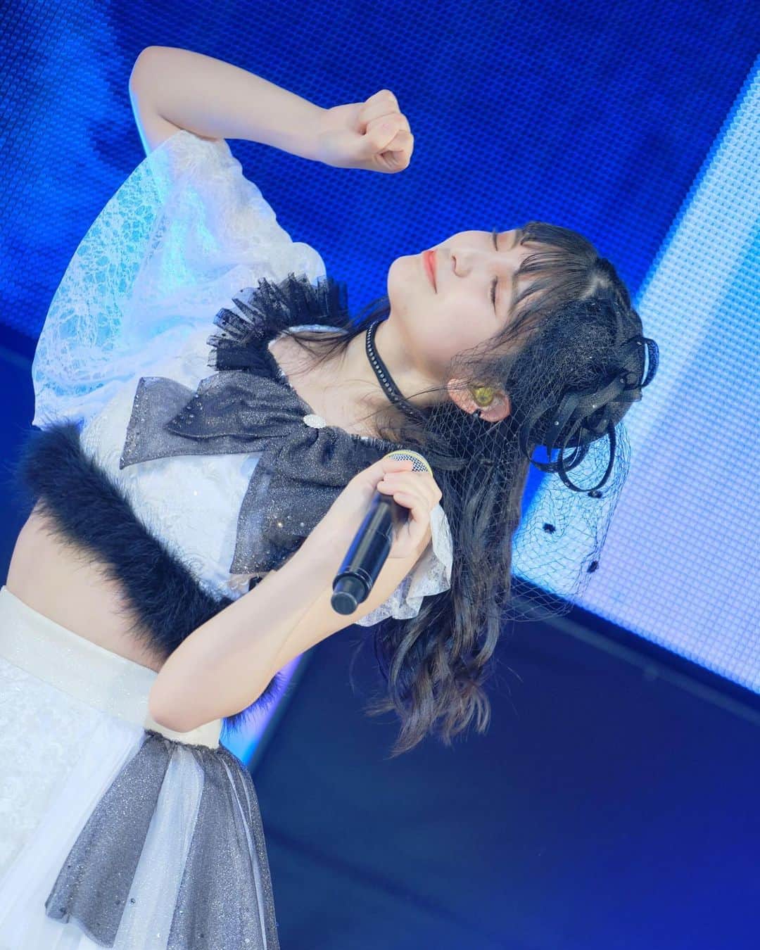 のインスタグラム：「⁡ ⁡ ⁡ #坂元葉月卒業ライブ ⁡ ⁡ 5周年のリメイク衣装です🤍🖤 ⁡ 前回、頭の飾りがリボンだったから 今回は帽子にしてもらったんです〜〜〜、 ⁡ どちゃどちゃに可愛かったです☺️☺️☺️幸せ、、 ⁡ ⁡ ⁡」