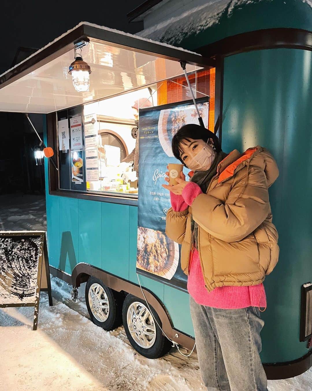 小玉ゆういのインスタグラム：「たまには住んでる室蘭に関することも！  地元の後輩が12月にオープンした フードトラックTRIP BOX🛻 やっと行けた！  寒かったからホットコーンスムージーにしたら、最後の１杯で買えてラッキー🥰  濃厚で美味しかった〜😍  次はカレーを食べたい！ 次はおなかをすかせて行こう✊」