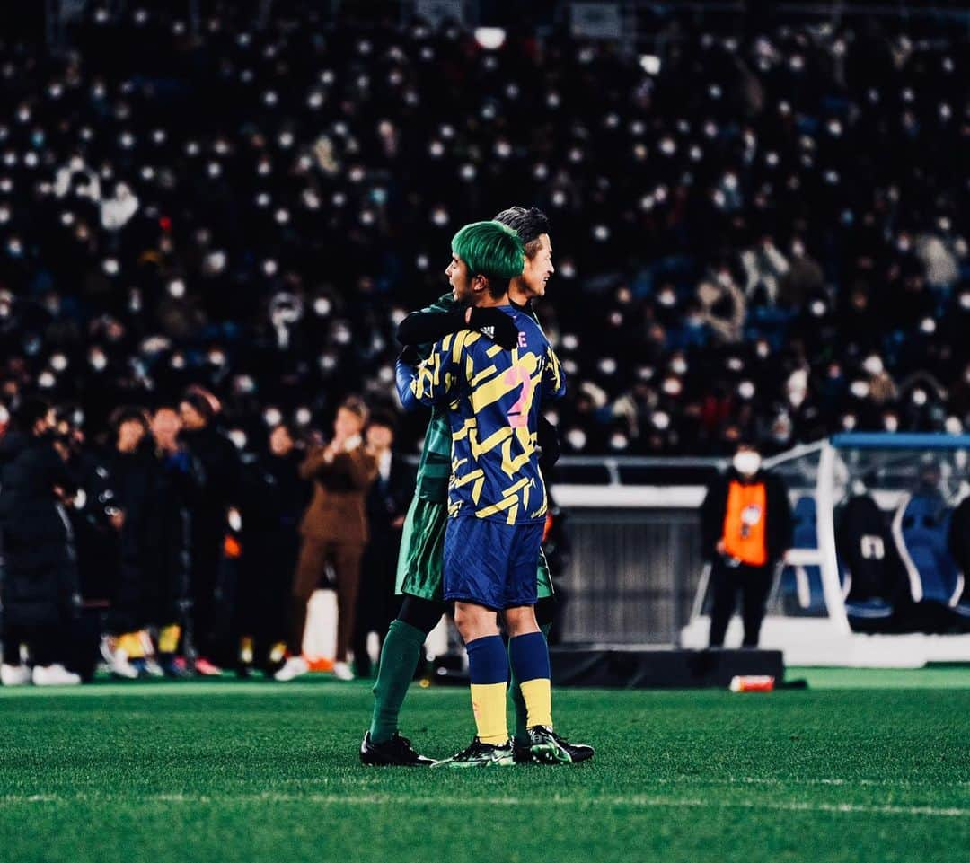 梅谷堅人のインスタグラム：「一生の宝物💚 サッカーて素敵やん！ #キングカズ 様 #ウィナーズ #ぎしくんありがと #カメラマンさん本当にありがとう #多分タカがこれ #この瞬間から身体洗ってない #僕とハグしたら間接ハグよ #どない？」