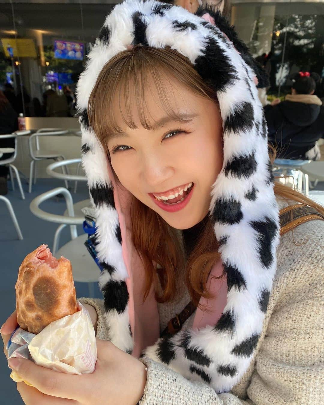 甲田友莉子のインスタグラム：「食べ物シリーズ𝙻𝙰𝚂𝚃😂 今日は大掃除しました！！明日も大掃除！ ありがとうって言いながら捨てることが大切✌🏻️´- お洋服の断捨離が苦手です。。。。👗 . #クリスマスディズニー#ディズニーランド #tdl#101匹わんちゃん #instagood」