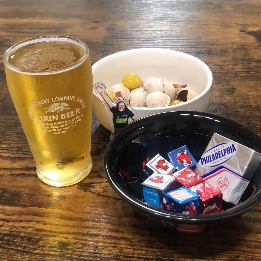 のインスタグラム：「2021年ラストライブは横浜でした。 今年もおつかれさーん！ そして、ありがとうございました！  #ビール #銀杏 #チーズ #いつでも尾本 #どこでも尾本  #ポートレートほしい」