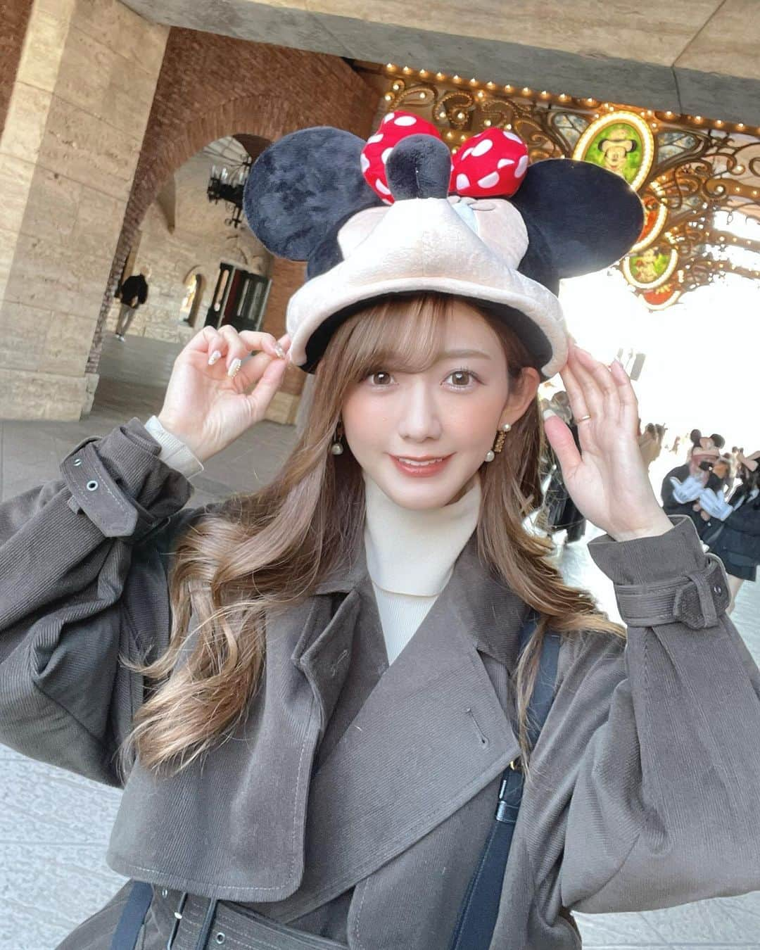 中村比菜のインスタグラム：「⁡ ⁡ ディズニー収めしてきました🐭❣️ ⁡ スタンバイパスに悩まされて、 お昼についたらもう乗れる乗り物が ほとんど無いじゃないの……🥲 てこともありましたが、 ⁡ なにより沢山インパできて良かった🏰💌 ⁡ 来年も早速1月から行けるので楽しみ🎡 ⁡ ⁡ ⁡ ⁡ ⁡ #ディズニー #ディズニーシー #ディズニークリスマス #クリスマスディズー #淡色ディズニー #ディズニーフォトスポット #ディズニー好きな人と繋がりたい #ディズニーカチューシャ」