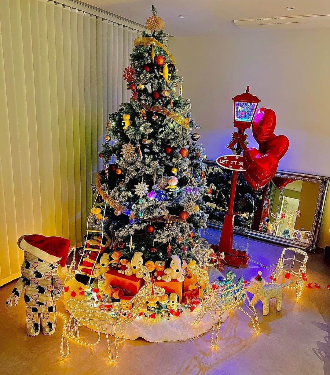 明日花キララのインスタグラム：「🍬 12月の趣味はツリーを可愛くすることでした🎄👼🏻 昨年よりも可愛く出来たあ🎅🏻🤍 片付けるのが勿体無いけどまた来年もっと可愛くする！！ ばいばーい🦌🤎」