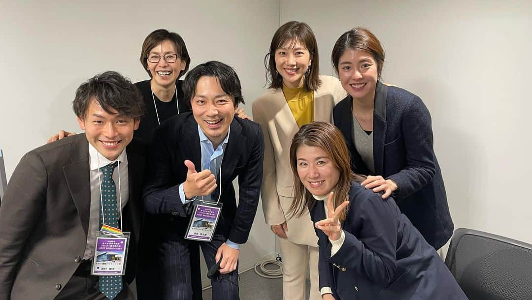 潮田玲子さんのインスタグラム写真 - (潮田玲子Instagram)「全日本総合バドミントン選手権、今日も白熱した試合がたくさんありました🏸 今回は全試合FODで配信され、bsやcsフジでの放送も行っています。 解説チームみんなで頑張ってます🙋‍♀️  瑞希や信太郎さんとのW解説も新鮮でした🙆‍♀️🙌  そしてなんと解説チーム全員が九州出身というのも驚き‼️笑 （ちなみに陣内貴美子さん、藤井瑞希ちゃん熊本、嘉村くん佐賀、池田さん、栗原彩音ちゃん、私は福岡）九州万歳🙌😂☝️  明日はいよいよ決勝戦、 選手の頑張りをしっかりと伝えられるよう、私たちも頑張ります🙋‍♀️🙏  そして今回もオリンピック同様、内田嶺衣奈アナウンサーとお伝えしました😊 バド学チームはやっぱり落ち着くなぁ〜😂🙏  明日もよろしくお願いします🙇‍♀️🙌  #全日本総合バドミントン選手権2021  #解説 #実況 #フジテレビ #FOD #bsフジ #csフジ」12月29日 23時26分 - reikoshiota_official