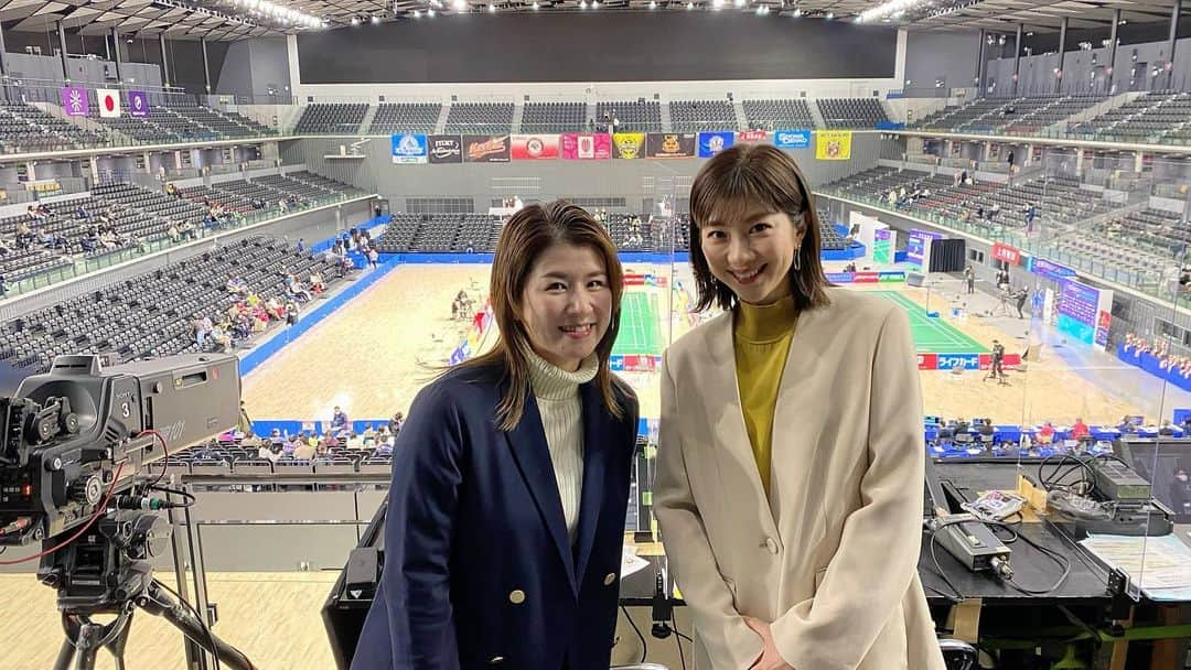 潮田玲子さんのインスタグラム写真 - (潮田玲子Instagram)「全日本総合バドミントン選手権、今日も白熱した試合がたくさんありました🏸 今回は全試合FODで配信され、bsやcsフジでの放送も行っています。 解説チームみんなで頑張ってます🙋‍♀️  瑞希や信太郎さんとのW解説も新鮮でした🙆‍♀️🙌  そしてなんと解説チーム全員が九州出身というのも驚き‼️笑 （ちなみに陣内貴美子さん、藤井瑞希ちゃん熊本、嘉村くん佐賀、池田さん、栗原彩音ちゃん、私は福岡）九州万歳🙌😂☝️  明日はいよいよ決勝戦、 選手の頑張りをしっかりと伝えられるよう、私たちも頑張ります🙋‍♀️🙏  そして今回もオリンピック同様、内田嶺衣奈アナウンサーとお伝えしました😊 バド学チームはやっぱり落ち着くなぁ〜😂🙏  明日もよろしくお願いします🙇‍♀️🙌  #全日本総合バドミントン選手権2021  #解説 #実況 #フジテレビ #FOD #bsフジ #csフジ」12月29日 23時26分 - reikoshiota_official