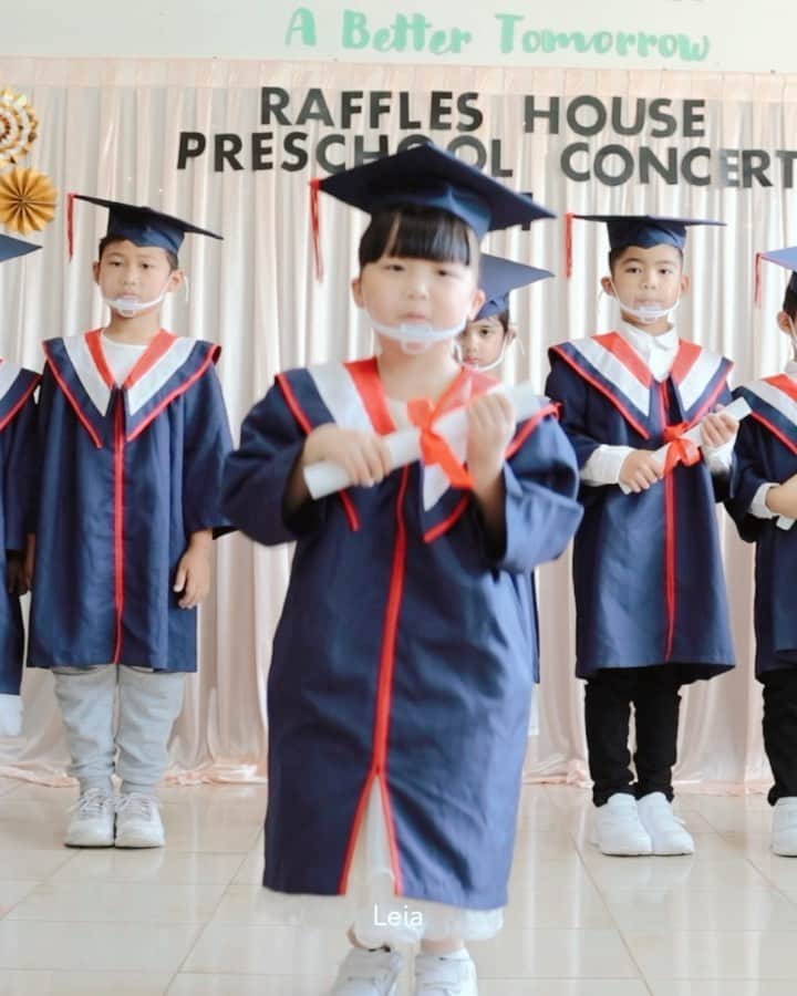 MOMOツインズのインスタグラム：「Graduation Speech of K2 Jupiter 2021 @raffleshouse ❤️😭  #proudmamaandpapa」