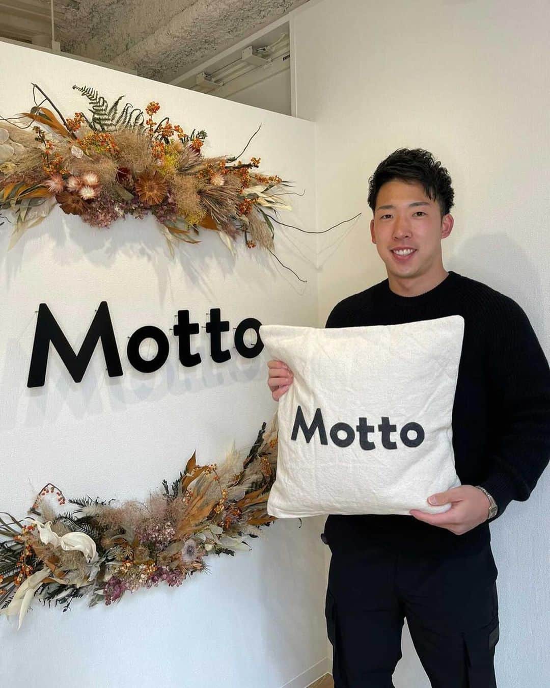中嶋大希のインスタグラム：「今日は先月に新規オープンした  motto神戸店 @motto_kobe  に行って来ました！  千葉に住んでいた時も motto柏店　@motto_kashiwa  にはお世話になっていました。  店内は広く清潔感のある落ち着いた雰囲気でした！ 今日はホワイトニングと全身脱毛をしてもらいました。 スポーツ選手も多く通っていて 脱毛する事でテーピングがしっかり 張り付き剥がす時も痛くないので 良いと思います！  スタッフの皆さんも丁寧な施術と 明るい対応で接して頂き男女関係なく 通いやすいサロンでした🤝  神戸店だけでなく全国各地に店舗があるみたいなので気になる方はチェックしてみて下さい！」