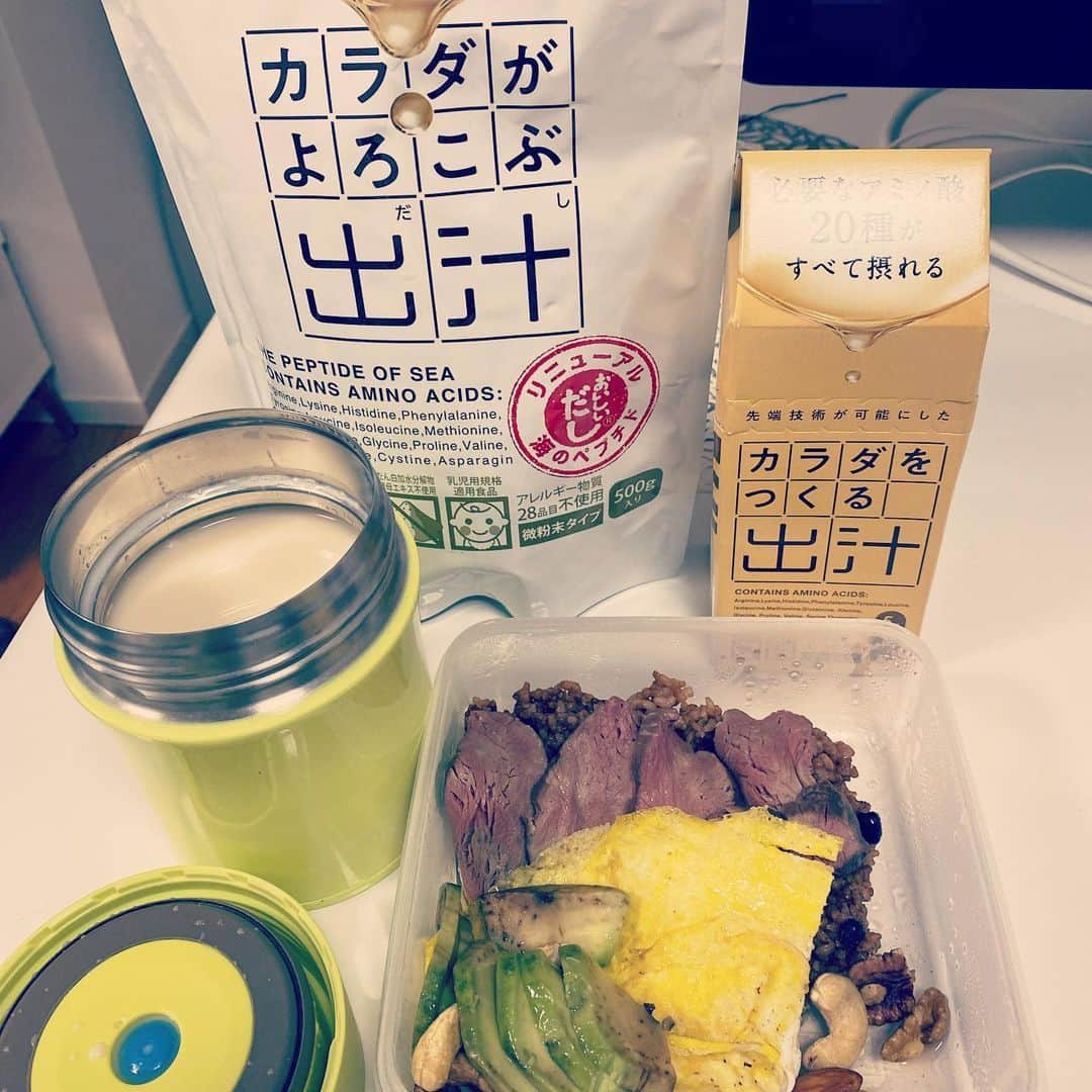 岡部友さんのインスタグラム写真 - (岡部友Instagram)「今年は今までで一番ボーンブロス飲んだなー🤣 最近は本当寒いから毎日サーモスにボーンブロスいれて持ち歩いてます。 私の場合、ボーンブロスよりもビーバン(@beevan0417 )出汁の味が強め🤣 今まで出会った出汁の中で本当一番美味しいの。  実家にも大量に送ったから帰省しても安心💪これはプレゼントにいいね。  ボーンブロス以外にもお鍋やチャーハンとかにも使えるね！  クーポンコード　【spice11】で1,000円OFFでお得にはじめられるから是非試してみてね！  身体にはトレーニングで負荷をかける分、食べ物にはめちゃくちゃこだわって身体に優しい生活してるよ！  身体に優しいとは、自分の身体を作ってる根本の細胞目線で食べ物を選ぶこと。できてるようで意識のポイントが違ったりする。  食の正しい知識をつけて納得して食事を見直すことが継続の秘訣です！  来年もたくさんのイベントでみなさんに情報シェアしていきますね！お楽しみに♡  #ビーバン #スパイスアップフィットネス #岡部友 #spiceupfitness #分子整合栄養医学 #美尻 #桃尻 #ダイエット」12月29日 23時31分 - tomo_fitness