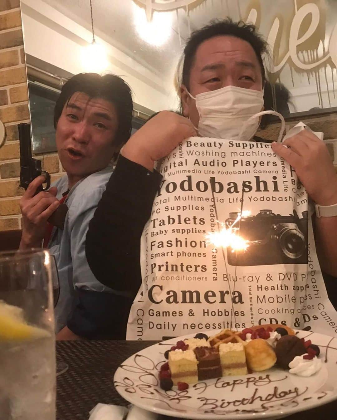 範田紗々さんのインスタグラム写真 - (範田紗々Instagram)「斤神ヤジリンのお誕生日会🎉 シュラスコおいしかった〜❣️ 焼きパイナップル大好き❣️ 先日ルンルンキンジョウさんが沖縄へ行っていたそうでわたしにまで沖縄土産を😍 嬉しい❣️ ちなみにルンキンさんとわたしは沖縄の同じ病院で生まれた仲です🤣🤣🤣 #ニューウォッチプロダクション」12月29日 23時37分 - handa_sasa