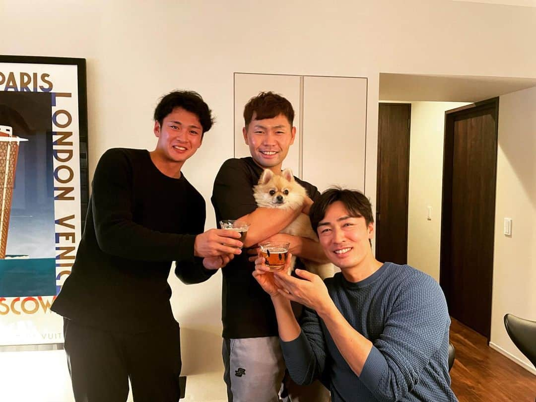 中村晃さんのインスタグラム写真 - (中村晃Instagram)「まさに優勝  #和田毅 #渡辺健史 #中村晃 #マウイ #ポメラニアン #優勝」12月29日 23時52分 - akira.nakamura7