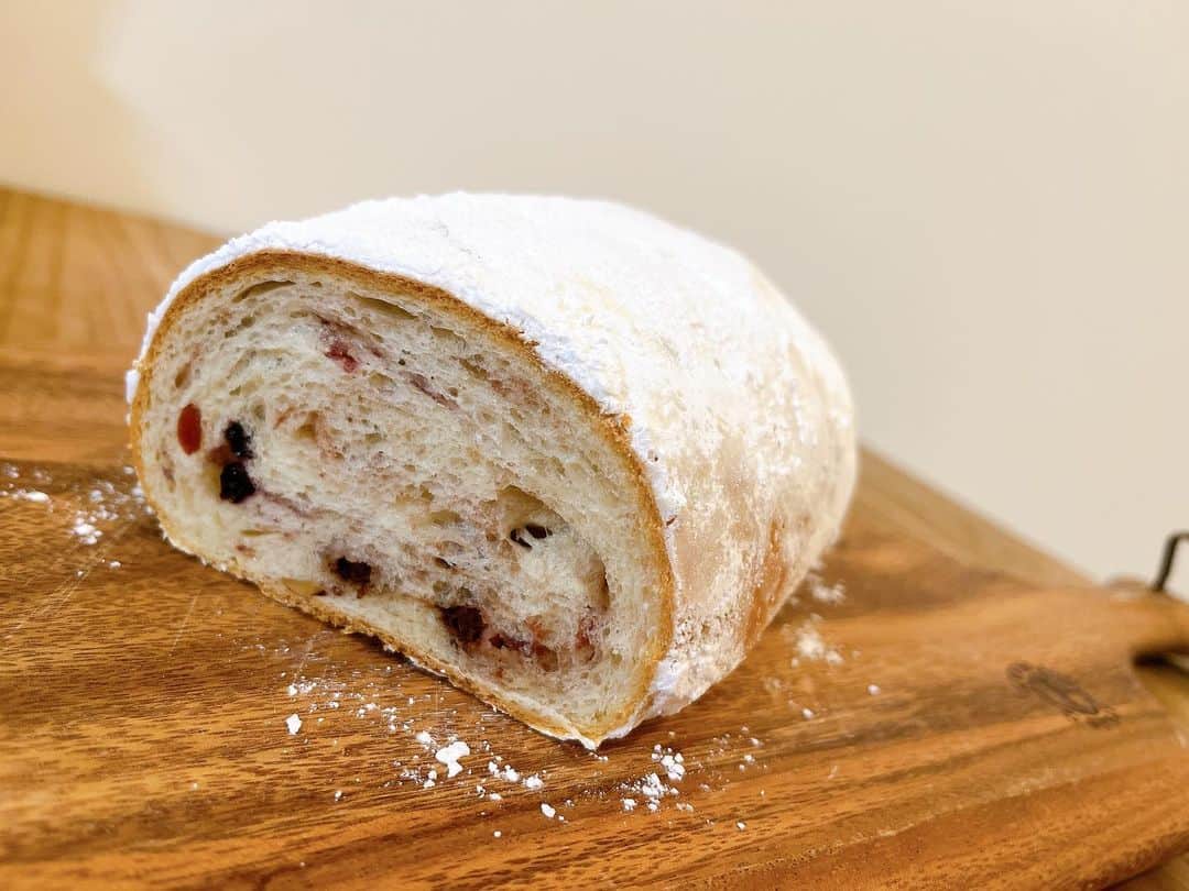 比良祐里のインスタグラム：「クリスマス🎄の飯テロ🤤 . シュトーレンは前回UPしたパン教室でその翌週に作ったもの🍞 . クリスマスケーキはパティスリーパブロフの🍰どれも美味しくて見た目も可愛くて、また食べたい💓！ . クリスマスディナーはフライドチキンも手作りで💪お家でまったりでした😌 . 今年も残すところあと2日！ #クリスマス #クリスマスケーキ #クリスマスディナー #🎄🎁🎅」