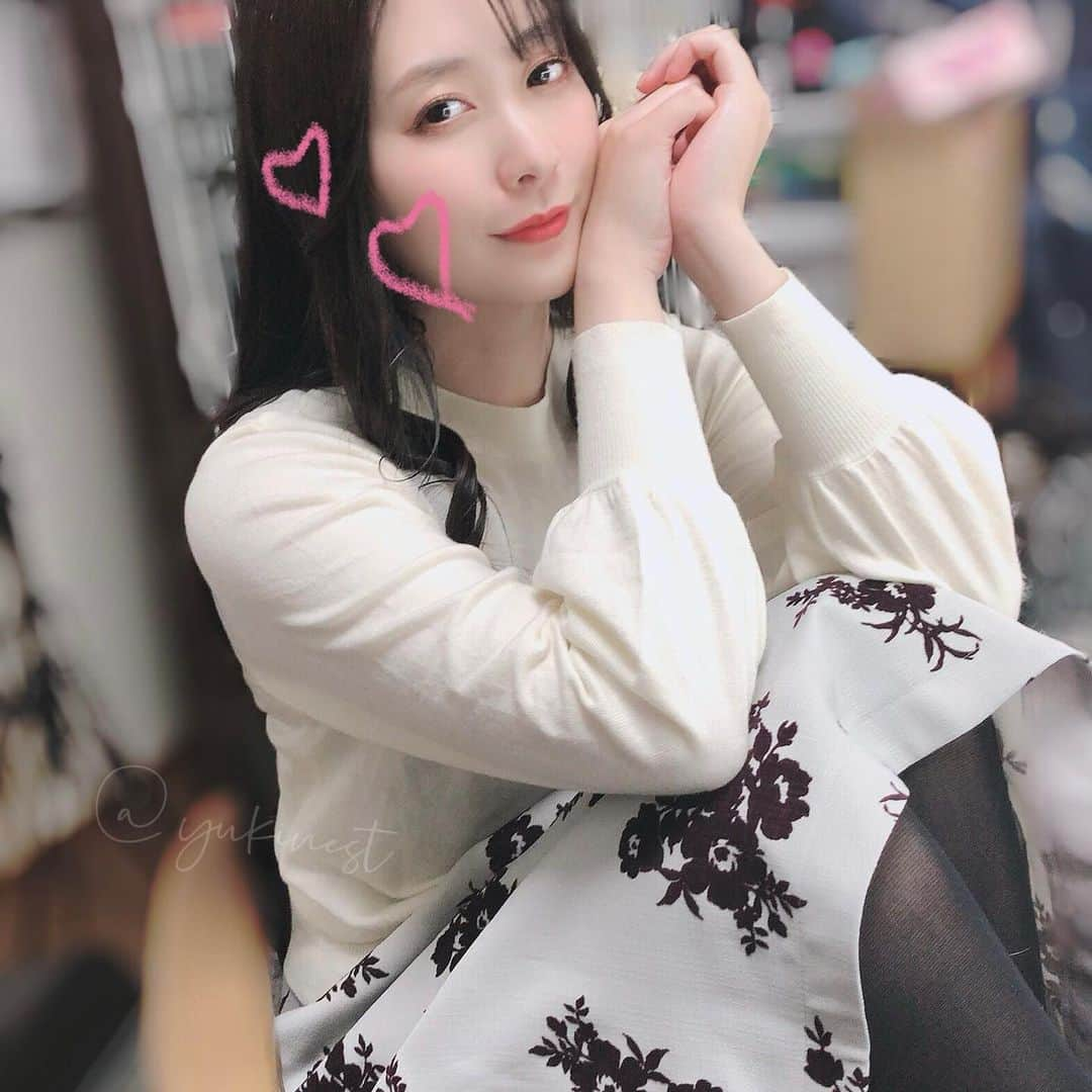 桜木優希音のインスタグラム：「寒い〜人肌恋しいのは… きっと冬のせいだぁ🥺🍃笑  (来年2月撮影会するかも🤭✨)  #黒ストッキング #ちらり #スカート #japanesegirl #撮影会 #ポートレート  #ぎゅっと」