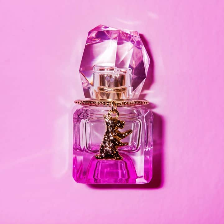ジューシークチュールのインスタグラム：「Meet our newest concept, Oui Juicy Couture PLAY: A collection of 4 unique scents to spray, layer and create with. Blooming Babe 🌸, Sweet Diva 🍭, Sparkling Rebel ✨ & Decadent Queen 👑 are perfect to wear alone, or #PLAYWITHTHEPOSSIBILITIES and layer to create a scent that is uniquely your own 💗 *Available exclusively at @ultabeauty*」