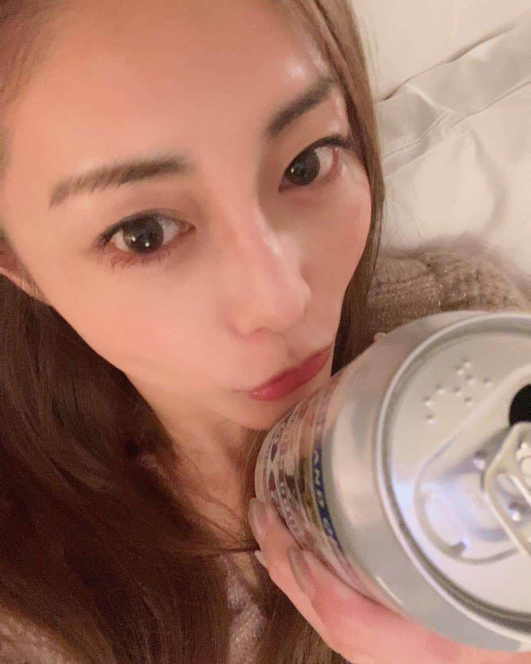 熊切あさ美さんのインスタグラム写真 - (熊切あさ美Instagram)「断捨離たくさんした☺️ すっきり そして寝なきゃの寝酒笑 おやすみなさい😴 二枚目の水筒可愛すぎる♡ さなのを見て あまりに可愛いから真似っこしちゃった♡ @_genking_  #ありがとう　#感謝　#熊切あさ美」12月30日 1時45分 - asami_kumakiri